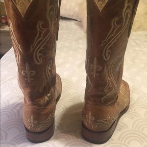 Women’s cowgirl boots